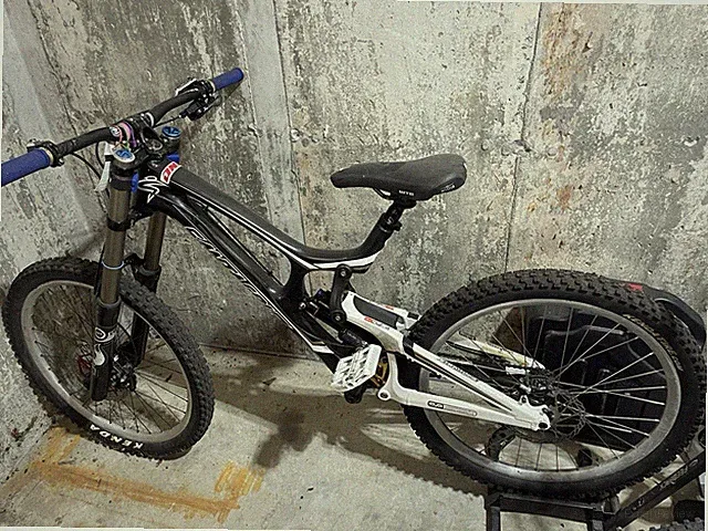 Santa Cruz V10 4 2012 Downhill Bike Carbon Fiber in great condition